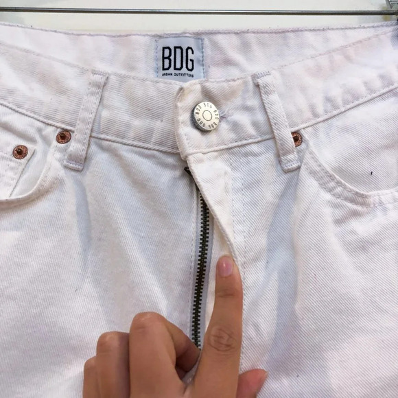 UO BDG Girlfriend High Rise White Denim Shorts 30 - Picture 2 of 5